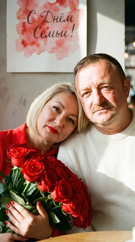 Сохрани идентичность человека и черты лица с референса; не изменяй лицо и узнава…