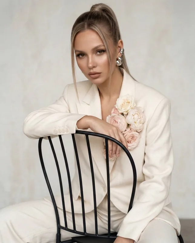 Создай портрет, не меняя черты лица. Фото выполнено в стиле Vogue, с добавлением чёткости и элегантности, создавая атмос
