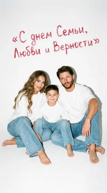 Сохрани идентичность человека и черты лица с референса; не изменяй лицо и узнава…